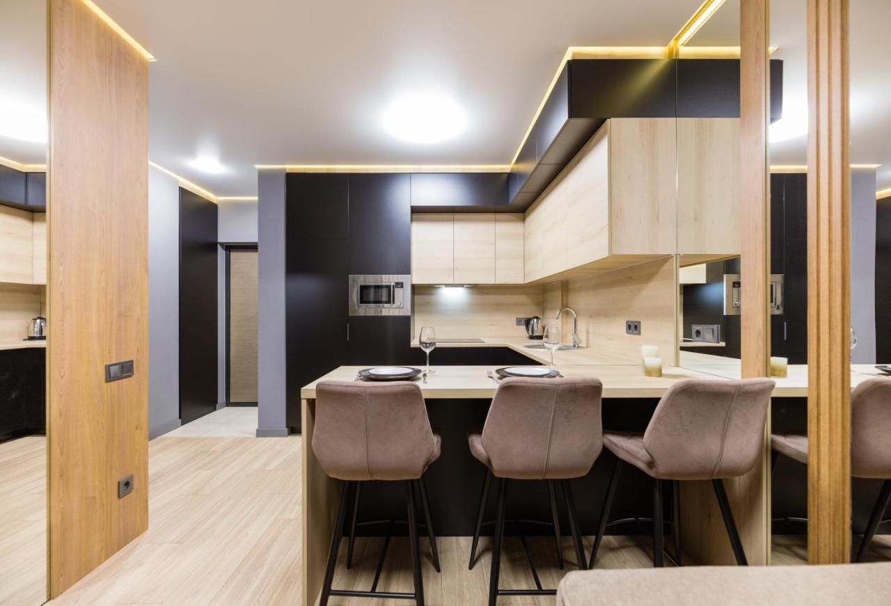 Fayna Town - Loft Black - Nyvky Apartment